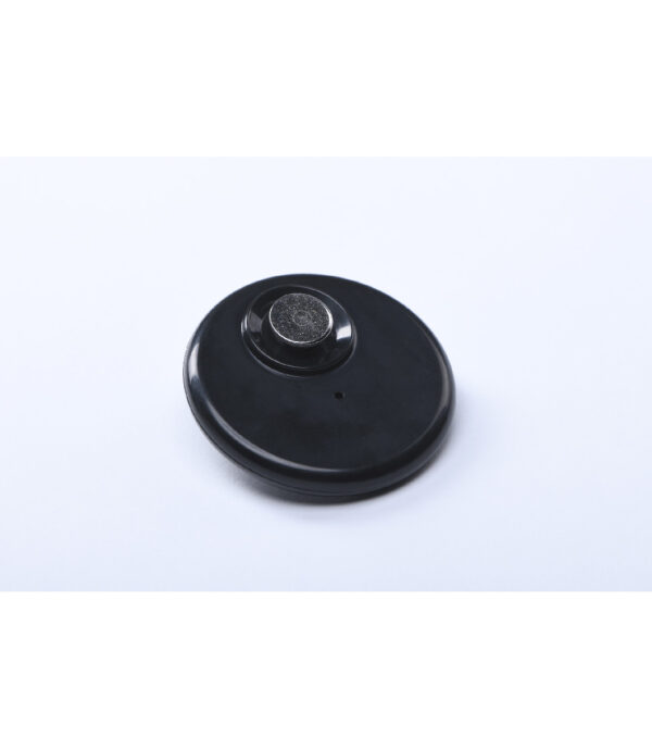 photographie d'un badge R50 RF noir sur fond blanc. Le badge est orienté côté "dos", et montre le clou de verrouillage.