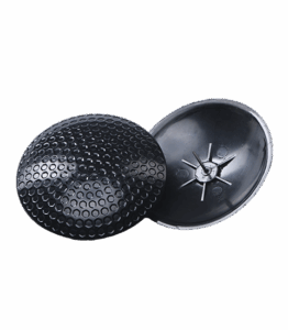 Photographie d'un badge antivol noir, rond, avec une texture "balle de golf"