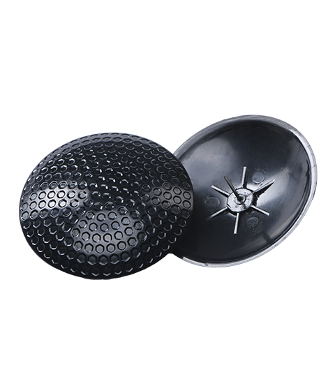 Photographie d'un badge antivol noir, rond, avec une texture "balle de golf"