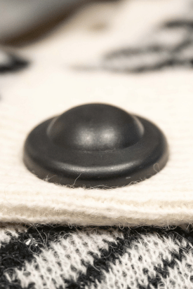 Gros plan sur un antivol rond OmniLock sur un pull de luxe