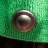 Gros plan sur un antivol rond sur un pull