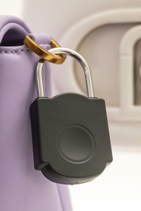 Gros plan sur un cadenas antivol OmniLock anti aimant sur un sac