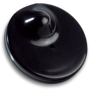 photographie d'un badge noir, rond avec un petit dôme à l'emplacement du clou.