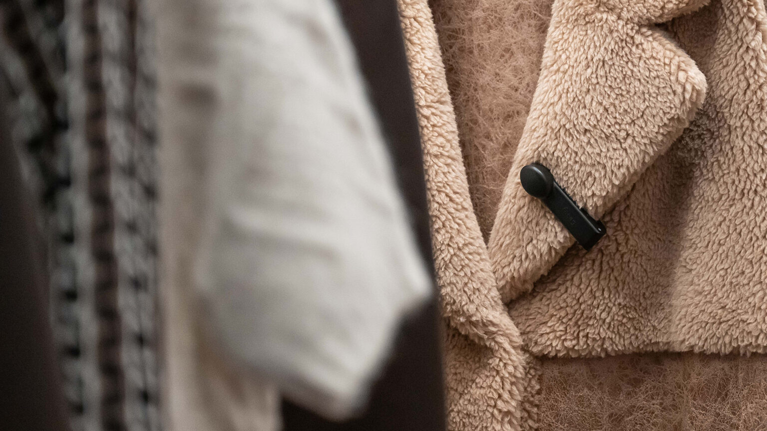 photographie d'un badge antivol omnilock sur un manteau en laine