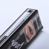 photographie d'une étiquette antivol cosmétique AM posée sur une boite d'eye liner.