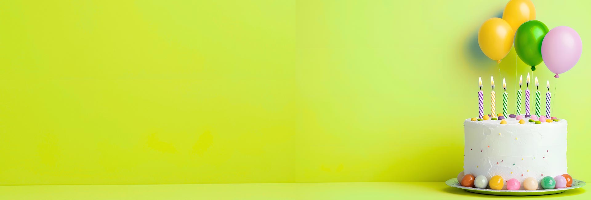photographie d'un gâteau d'anniversaire sur fond vert