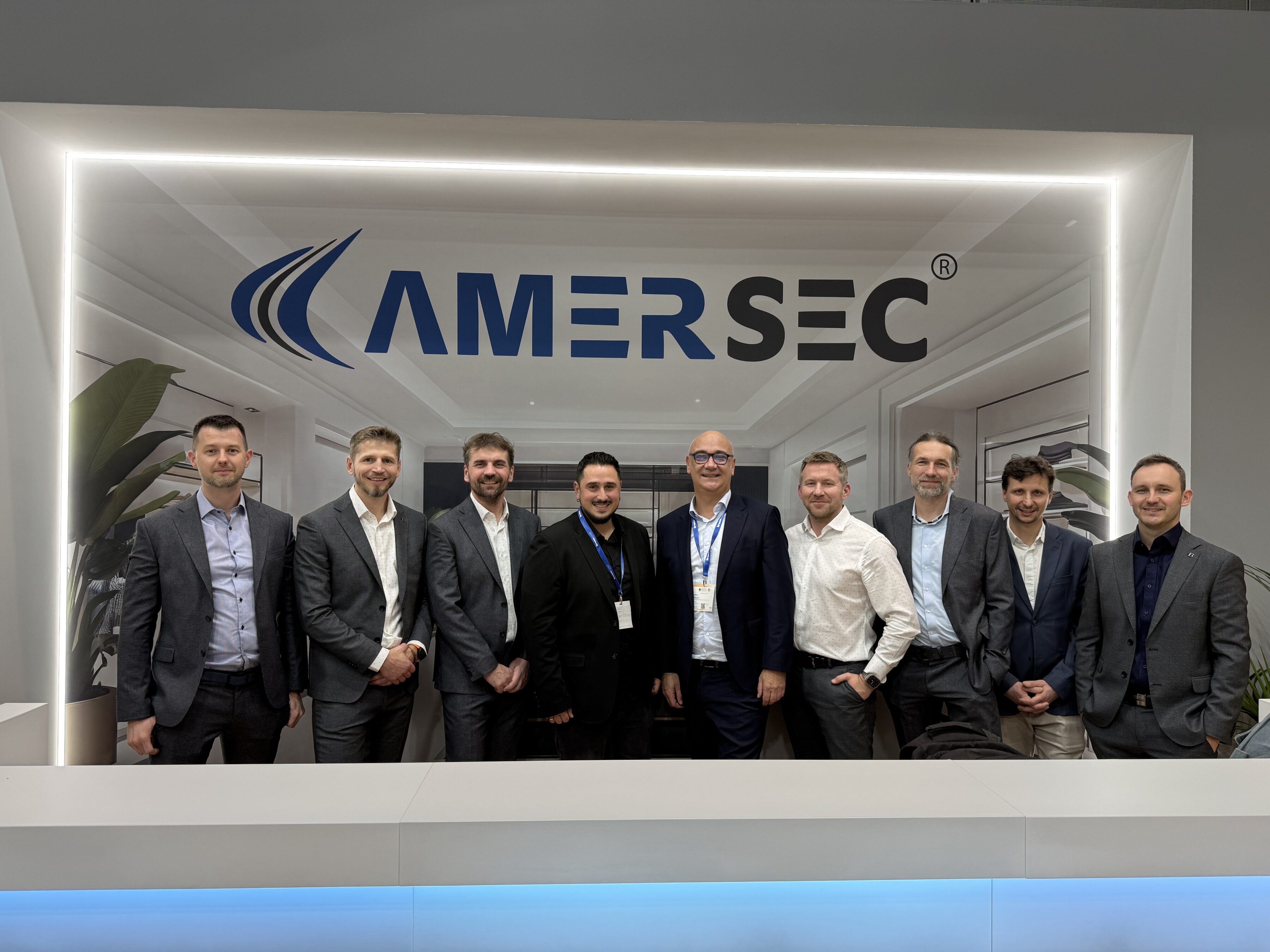 Le fondateur et le directeur commercial d'AES Protection avec l'équipe Amersec au salon EuroShop 2026 à Düsseldorf