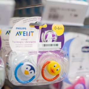 photographie d'une étiquette AM sur un paquet de tétines pour bébé.