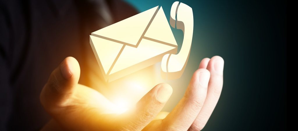 photographie d'une main tendue proposant une icone d'email et de téléphone, illustrant la prise de contact.